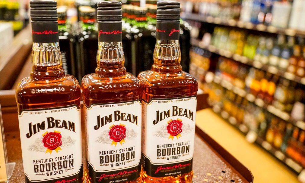 Τίτλοι τέλους για το Jim Beam: Σταματά για έναν χρόνο η παραγωγή του διάσημου μπέρμπον