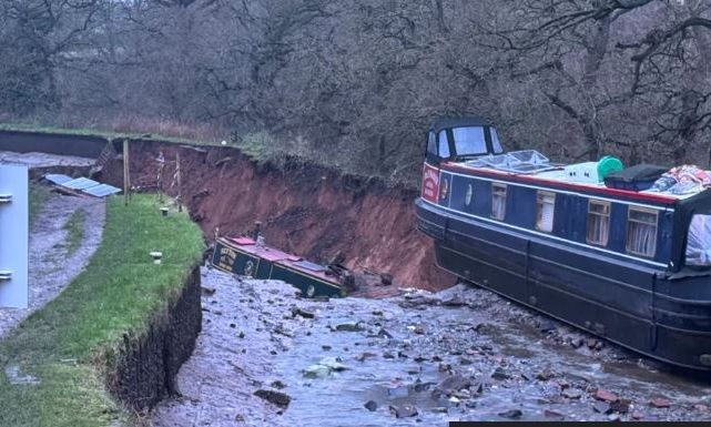Συναγερμός στην Αγγλία: Τεράστια καταβόθρα κατάπιε κανάλι – Απίστευτο βίντεο