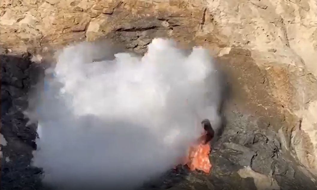 Βίντεο: Η στιγμή που τεράστιο κύμα «καταπίνει» τουρίστρια που ποζάρει στα βράχια για φωτογραφία