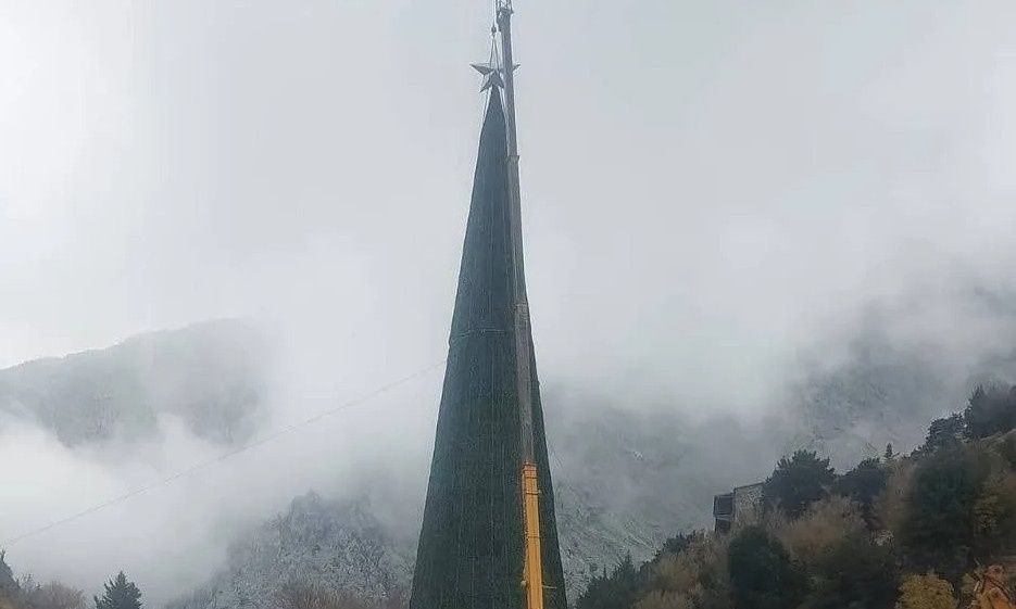 Διχάζει το χριστουγεννιάτικο δέντρο στο φαράγγι της Σαμαριάς