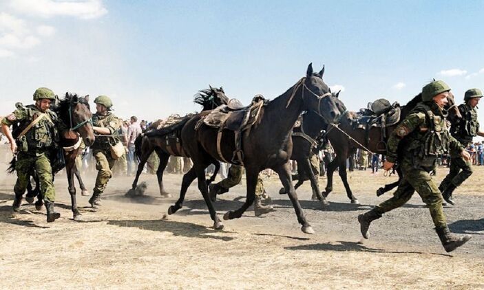 Οι Ρώσοι ρίχνουν στη μάχη το ιππικό – Γιατί χρησιμοποιούν άλογα στις πολεμικές επιχειρήσεις