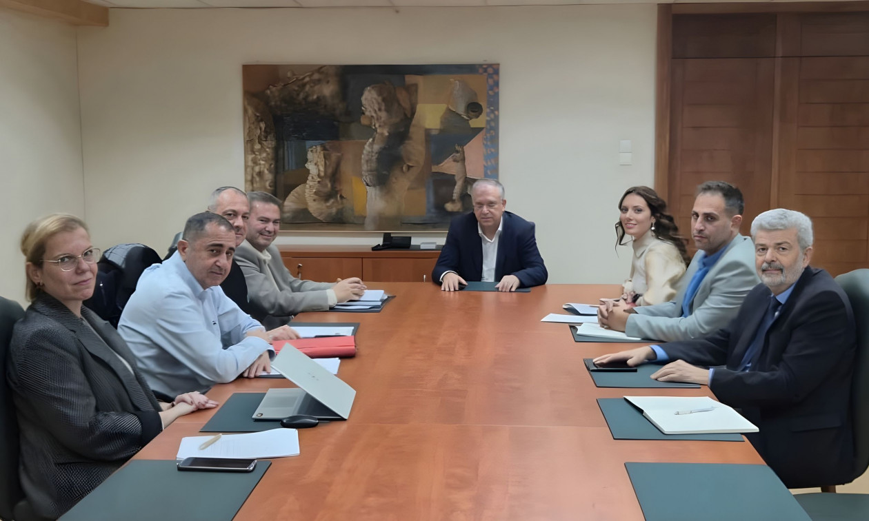 Συνάντηση του Τάκη Θεοδωρικάκου με εκπροσώπους των φορέων οδικών μεταφορών – Οι δεσμεύσεις του