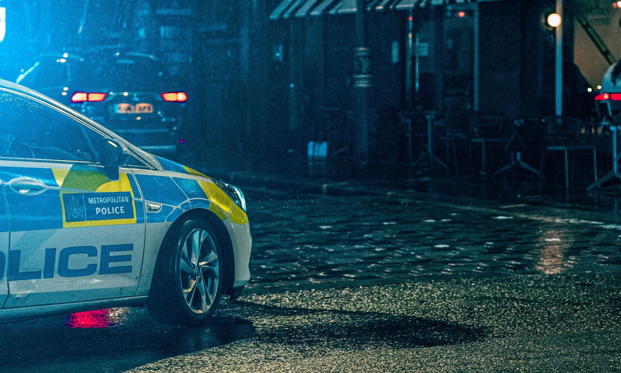 Βρετανία: Άνδρας κατηγορείται πως νάρκωνε και βίαζε τη σύντροφό του επί χρόνια – Είχε 5 συνεργούς