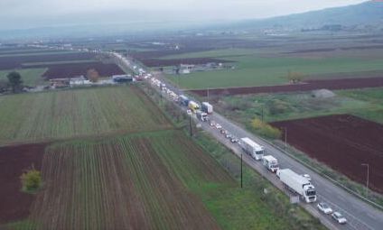 Μπλόκα αγροτών: Ουρές χιλιομέτρων και ταλαιπωρία στην παράκαμψη Θήβα – Αλίαρτος