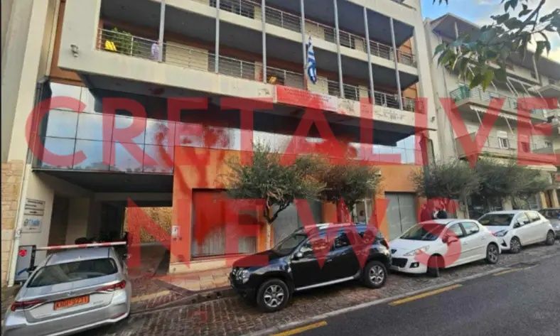 Ηράκλειο: Στόχος βανδαλισμού η Διεύθυνση Αγροτικής Ανάπτυξης – Πέταξαν κόκκινη μπογιά στο κτίριο