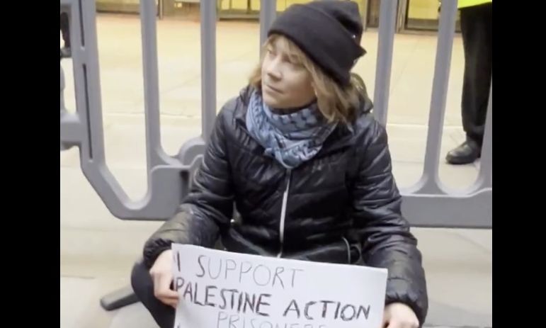 Βρετανία: Χειροπέδες στη Γκρέτα Τούνμπεργκ για επίδειξη πλακάτ – Η στιγμή της σύλληψης (Βίντεο)