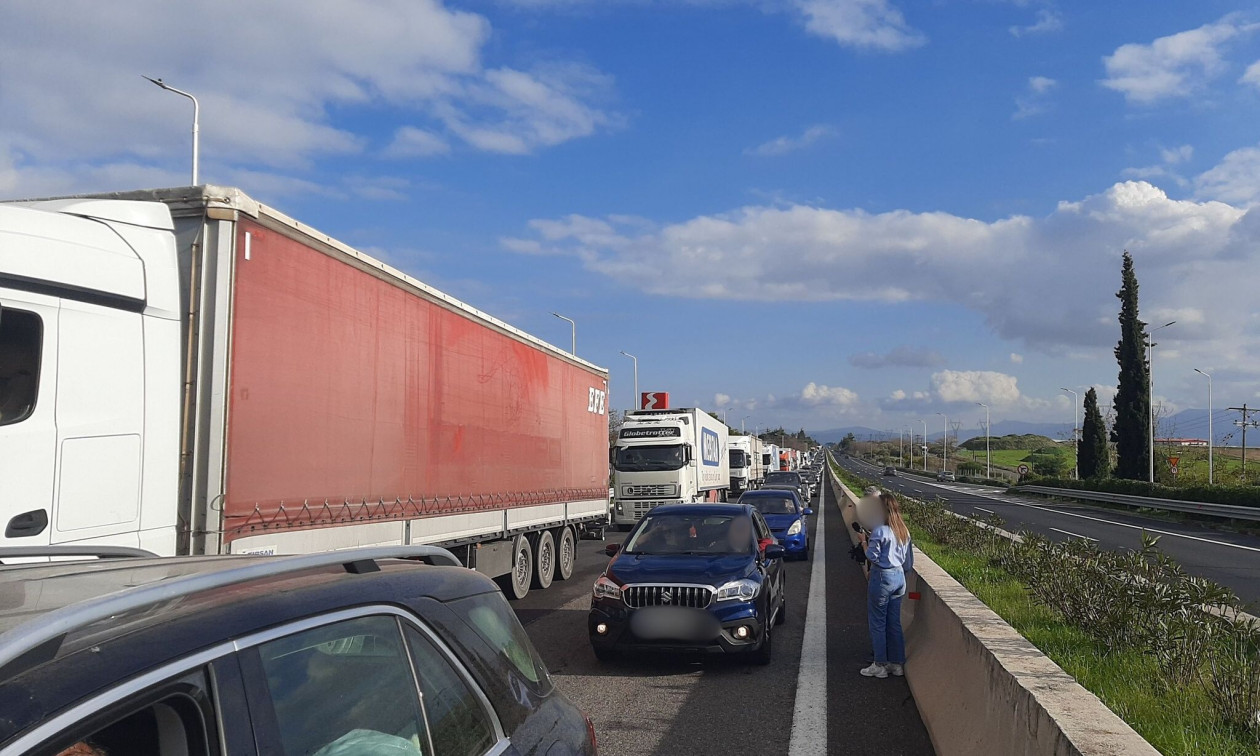Μπλόκα: Ουρά οκτώ χιλιομέτρων στη Ριτσώνα – Μεγάλη ταλαιπωρία για τους οδηγούς στην Εθνική Οδό