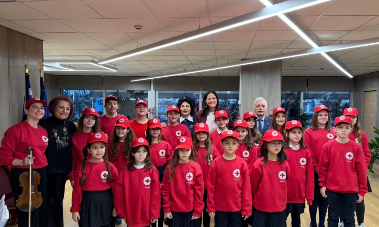 Ελληνικός Ερυθρός Σταυρός: Εθελοντές Νεότητας έψαλαν τα κάλαντα στην Υπουργό Εργασίας