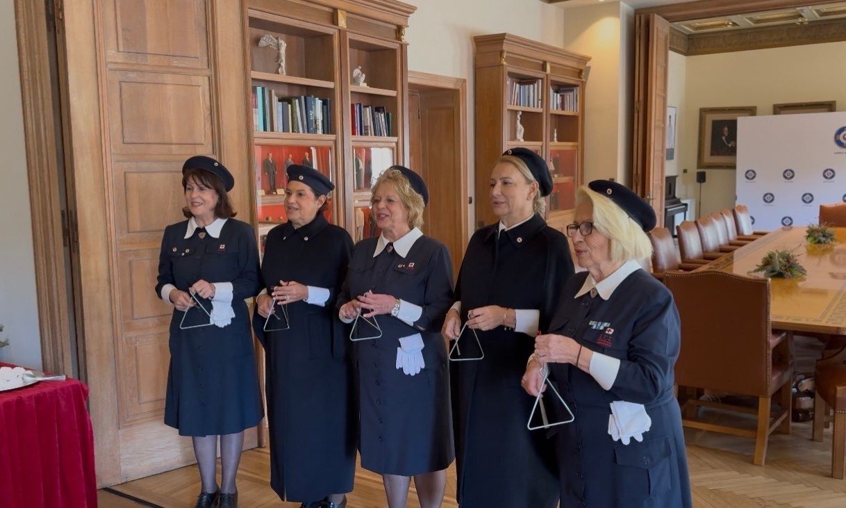 Ελληνικός Ερυθρός Σταυρός: Εθελοντές έψαλαν τα κάλαντα στον Δήμαρχο Αθηναίων, Χάρη Δούκα