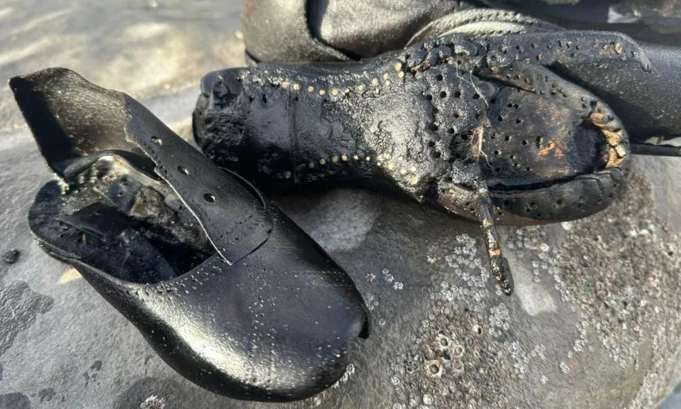 Ουαλία: Εκατοντάδες βικτωριανά παπούτσια ξεβράστηκαν σε παραλία – Δείτε φωτογραφίες