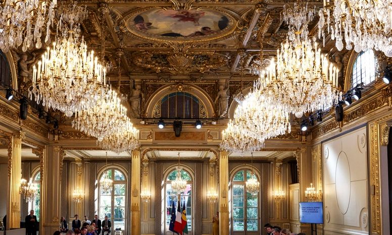 Ο μπάτλερ στο Μέγαρο των Ηλυσίων έκλεβε τις ιστορικές πορσελάνες του Μακρόν