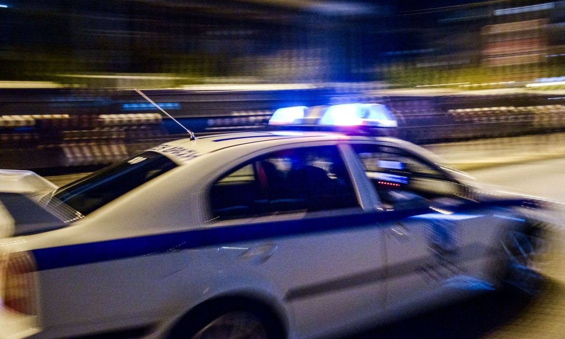 Τροχαίο στον Άλιμο: Αυτοκίνητο έπεσε πάνω σε κατάστημα- Τραυματίστηκε μία γυναίκα