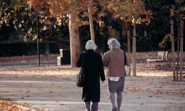 87χρονη εργάζεται σε δύο δουλειές για 10 ευρώ την ώρα: «Δεν μπορώ ακόμη να συνταξιοδοτηθώ»