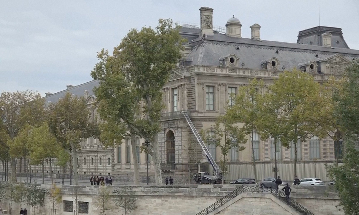 Μουσείο Λούβρου: Τοποθέτησε κάγκελα ασφαλείας στο μπαλκόνι της ιστορικής ληστείας