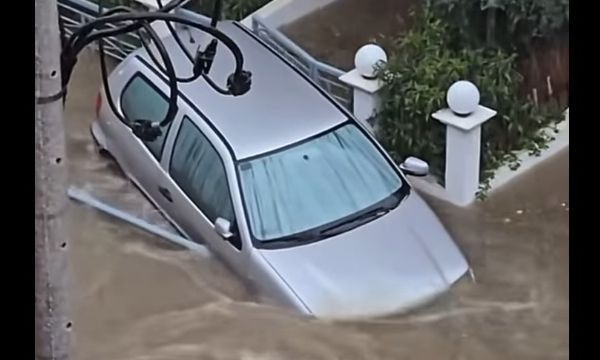 Νέος «ποταμός» στον Άλιμο παράσυρε αυτοκίνητο στο πέρασμά του – Βίντεο