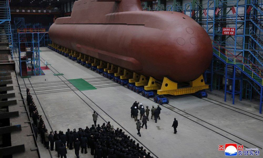 Βόρεια Κορέα: Ο Κιμ επιθεώρησε πυρηνοκίνητο υποβρύχιο και παρακολούθησε δοκιμή πυραύλου SAM
