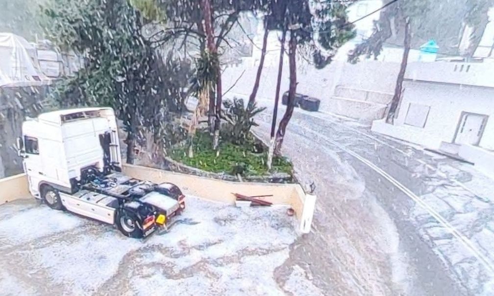 Χαλάζι στη Λέρο: Το «έστρωσε» ανήμερα Χριστούγεννα