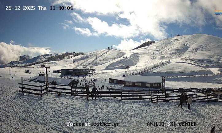 Στα λευκά «ντύθηκαν» χιονοδρομικά κέντρα και ορεινά χωριά – Βίντεο, φωτογραφίες