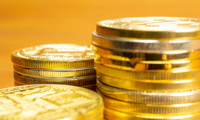 1703816-1a94d4cc-rows-stacks-coins-selective-focus-close-up-view-blank-space.jpg