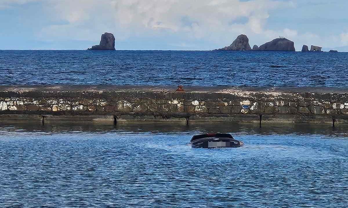 Αυτοκίνητο έπεσε στη θάλασσα στην Πάρο: Δεν υπήρχαν επιβαίνοντες – Βίντεο