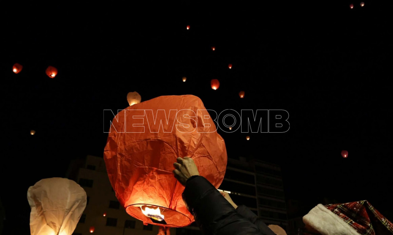 Μαγευτικές εικόνες: Πολύχρωμα φαναράκια γέμισαν φως τον νυχτερινό ουρανό της πλατείας Κοτζιά