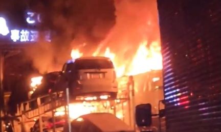 Πύρινη κόλαση από καραμπόλα εν μέσω χιονόπτωσης στην Ιαπωνία: Ένας νεκρός και 26 τραυματίες – Βίντεο