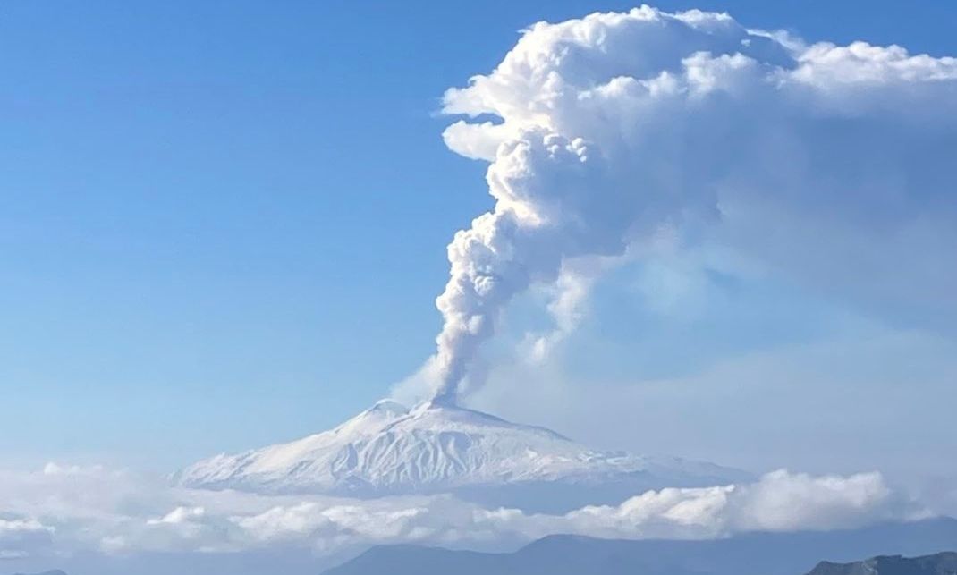 Ιταλία: Εξερράγη το ηφαίστειο Αίτνα στη Σικελία – Δείτε εντυπωσιακά βίντεο