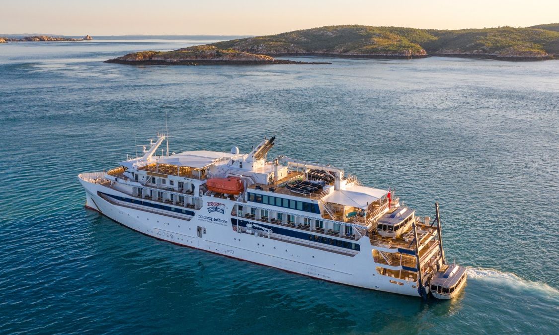 Κρουαζιερόπλοιο που είχε αφήσει σε έρημο νησί επιβάτιδα, προσέκρουσε σε ύφαλο στο πρώτο του ταξίδι