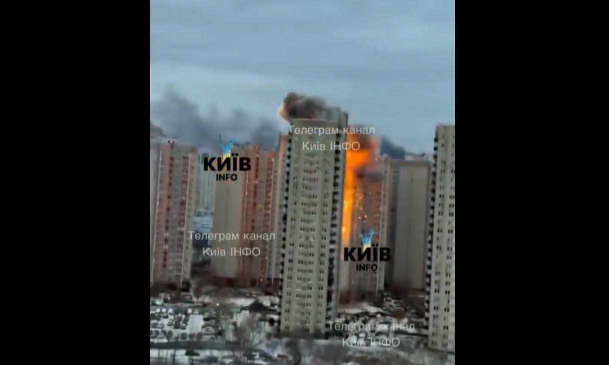 Ουκρανία: Η στιγμή που ρωσικός πύραυλος χτυπάει πολυκατοικία στο Κίεβο