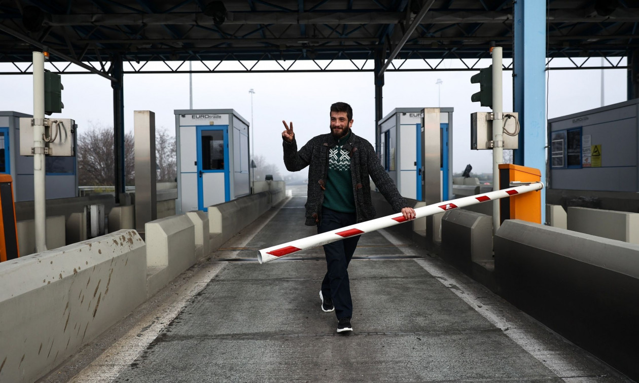 Παραμένουν στα μπλόκα οι αγρότες και ανοίγουν διόδια σήμερα – «Κόβουν την Ελλάδα στα δύο» τη Δευτέρα