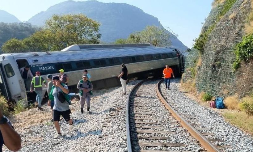 Μεξικό: Τρένο με εκατοντάδες επιβάτες εκτροχιάστηκε – Φωτογραφίες