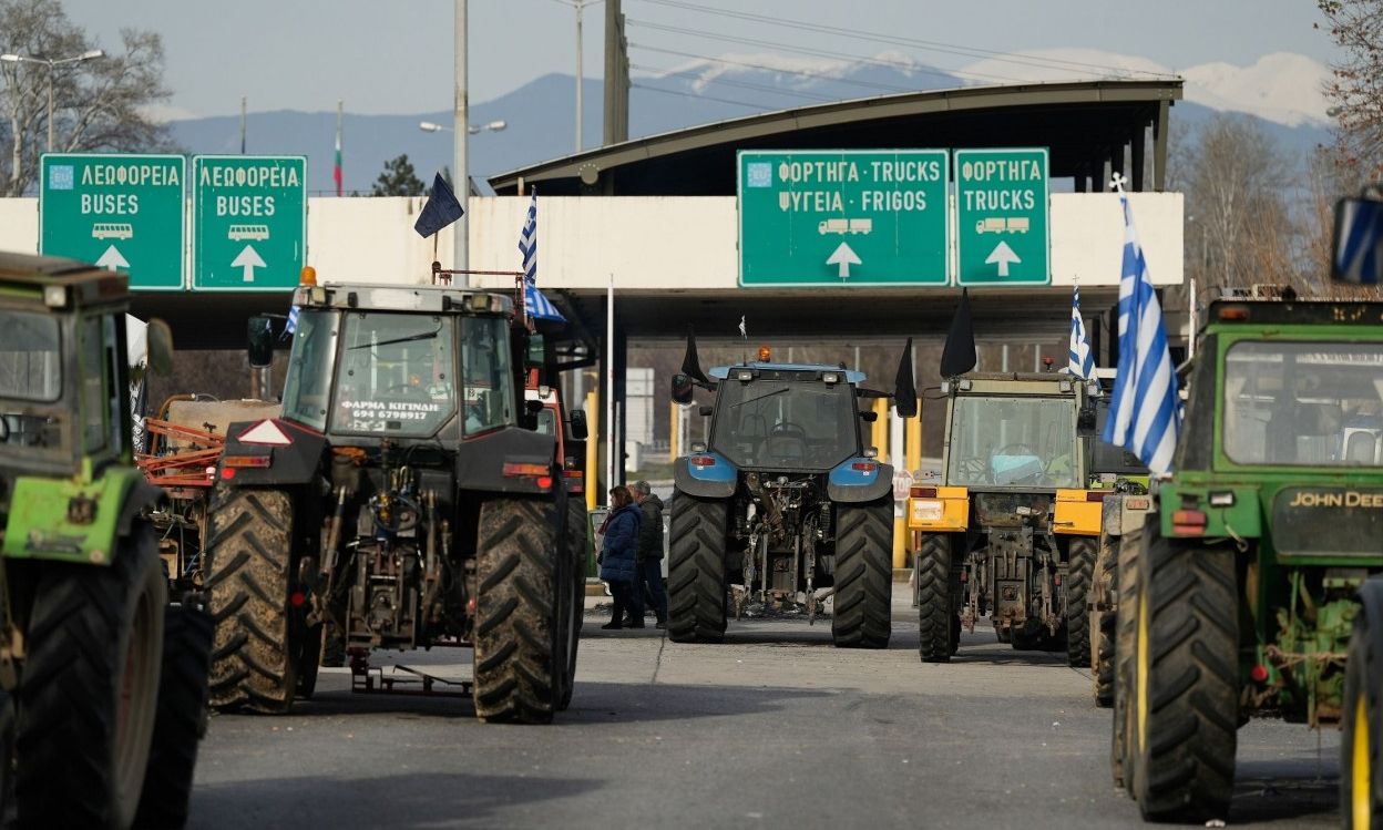 Αγροτικά μπλόκα: Κλιμακώνονται οι κινητοποιήσεις, τα τρακτέρ αποκλείουν και παραδρόμους