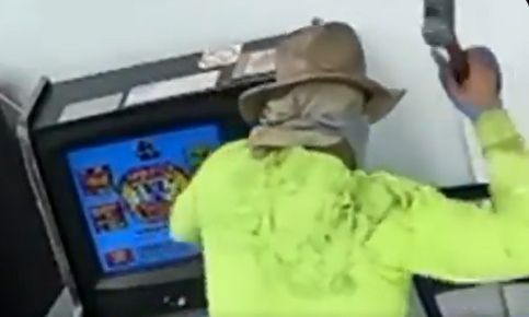 Φλόριντα: Έχασε στον τζόγο και έσπασε το κατάστημα με βαριοπούλα – Δείτε βίντεο