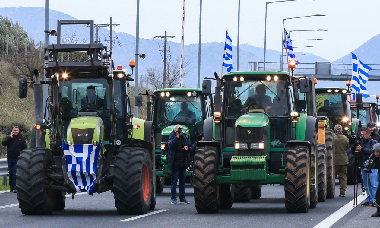 Σκληραίνουν τη στάση τους οι αγρότες στη Νίκαια – Κλείνει και η παλιά Εθνική Λάρισας-Βόλου