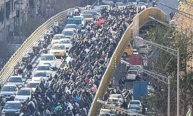 Ιράν: Διαδηλώσεις και κλειστά καταστήματα λόγω υποτίμησης του νομίσματος – Βίντεο