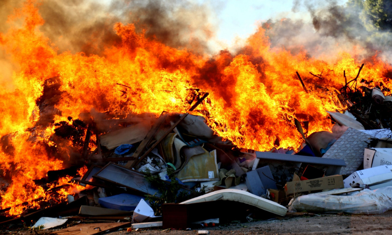 Θεσσαλονίκη: Συνεχίζεται η επιχείρηση κατάσβεσης σε χωματερή – Ενισχύθηκαν οι πυροσβεστικές δυνάμεις