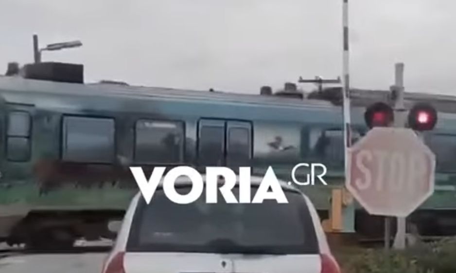 Μπάρες σιδηροδρομικής διάβασης έμειναν σηκωμένες ενώ περνούσε επιβατική αμαξοστοιχία – Βίντεο