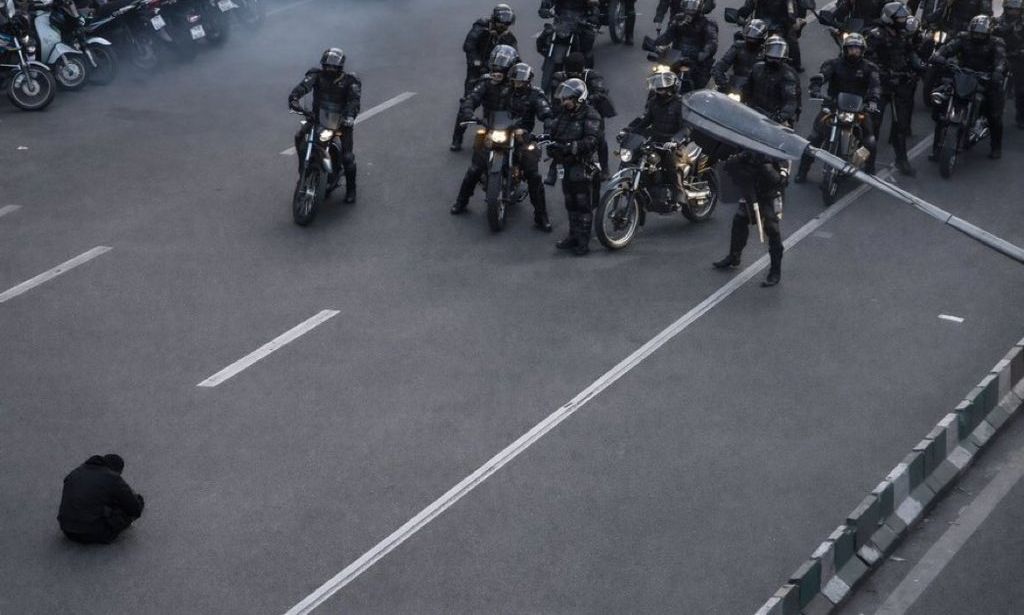 Η «ιρανική Τιενανμέν» – Viral βίντεο διαδηλωτή απέναντι σε αστυνομικούς στην Τεχεράνη