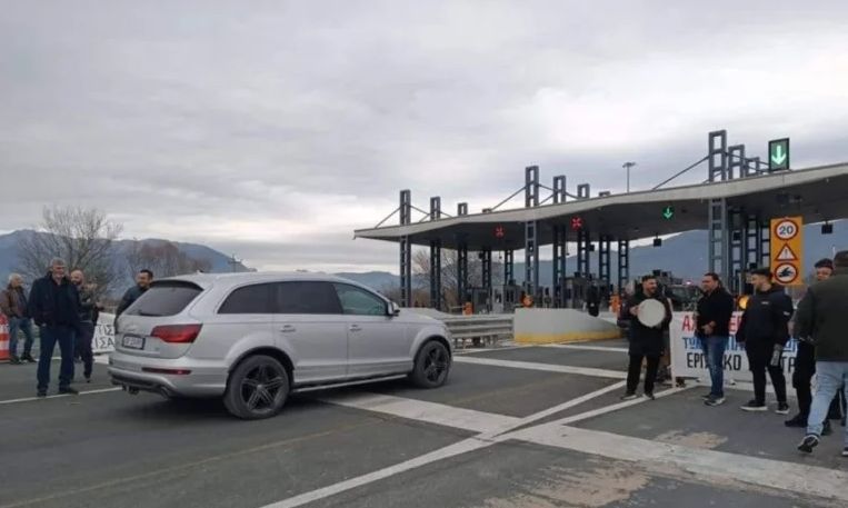 Ιωάννινα: Γλέντι σε διόδια έστησαν οι αγρότες στην Εγνατία Οδό – Βίντεο