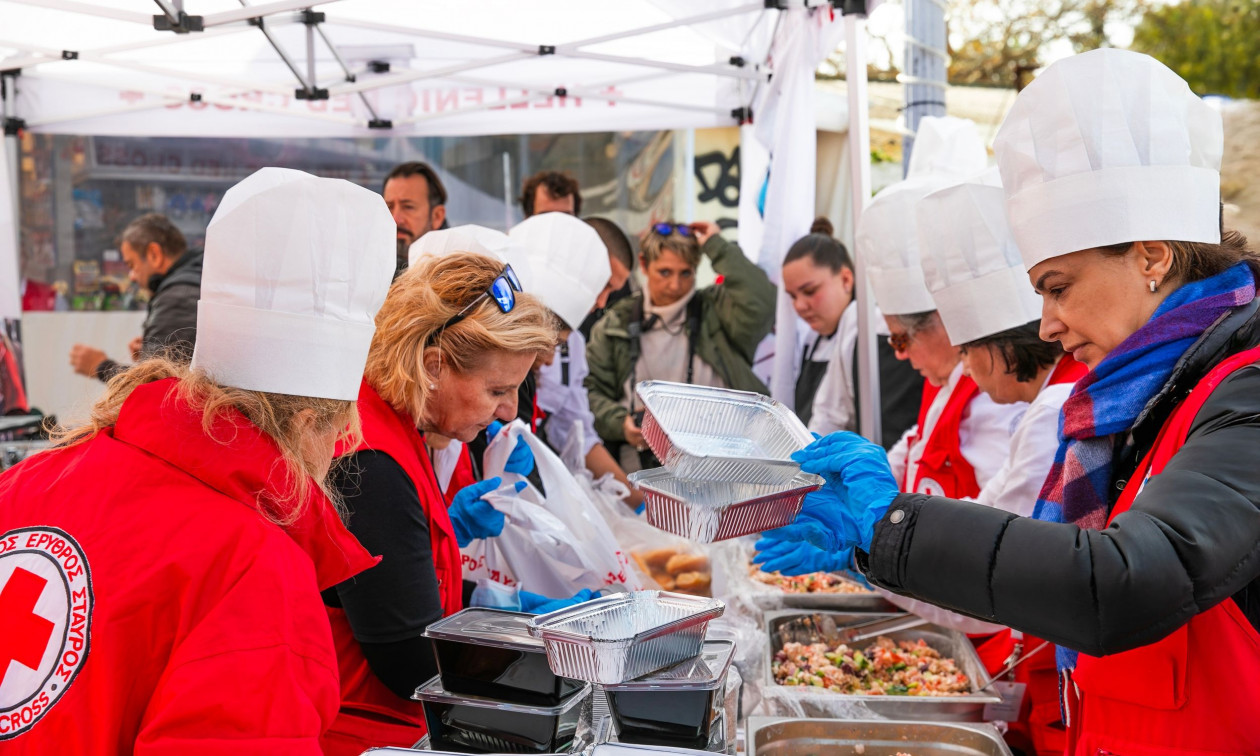 Ο Ελληνικός Ερυθρός Σταυρός προσέφερε εορταστικά γεύματα σε 200 άστεγους συμπολίτες μας