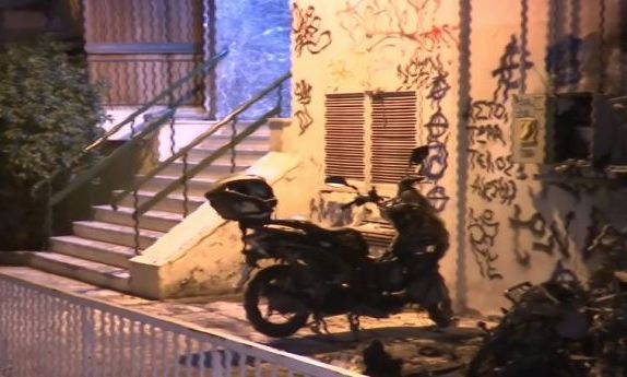 Θεσσαλονίκη: Φωτιά σε είσοδο πολυκατοικίας τα ξημερώματα – Ζημιές σε τρεις μηχανές