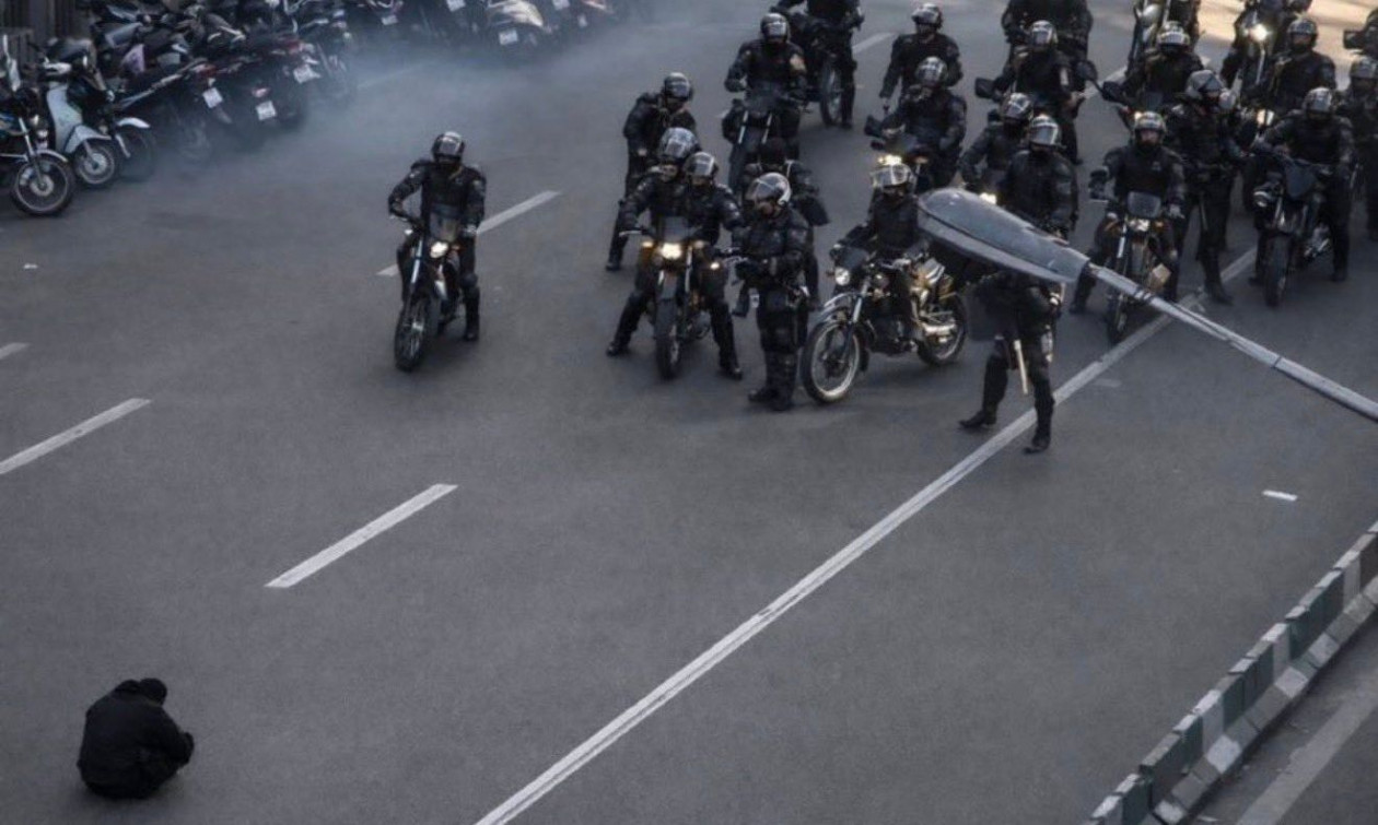 Ιράν: Ο «Tank Man» της Τεχεράνης – Ο μοναχικός διαδηλωτής απέναντι σε πάνοπλους αστυνομικούς