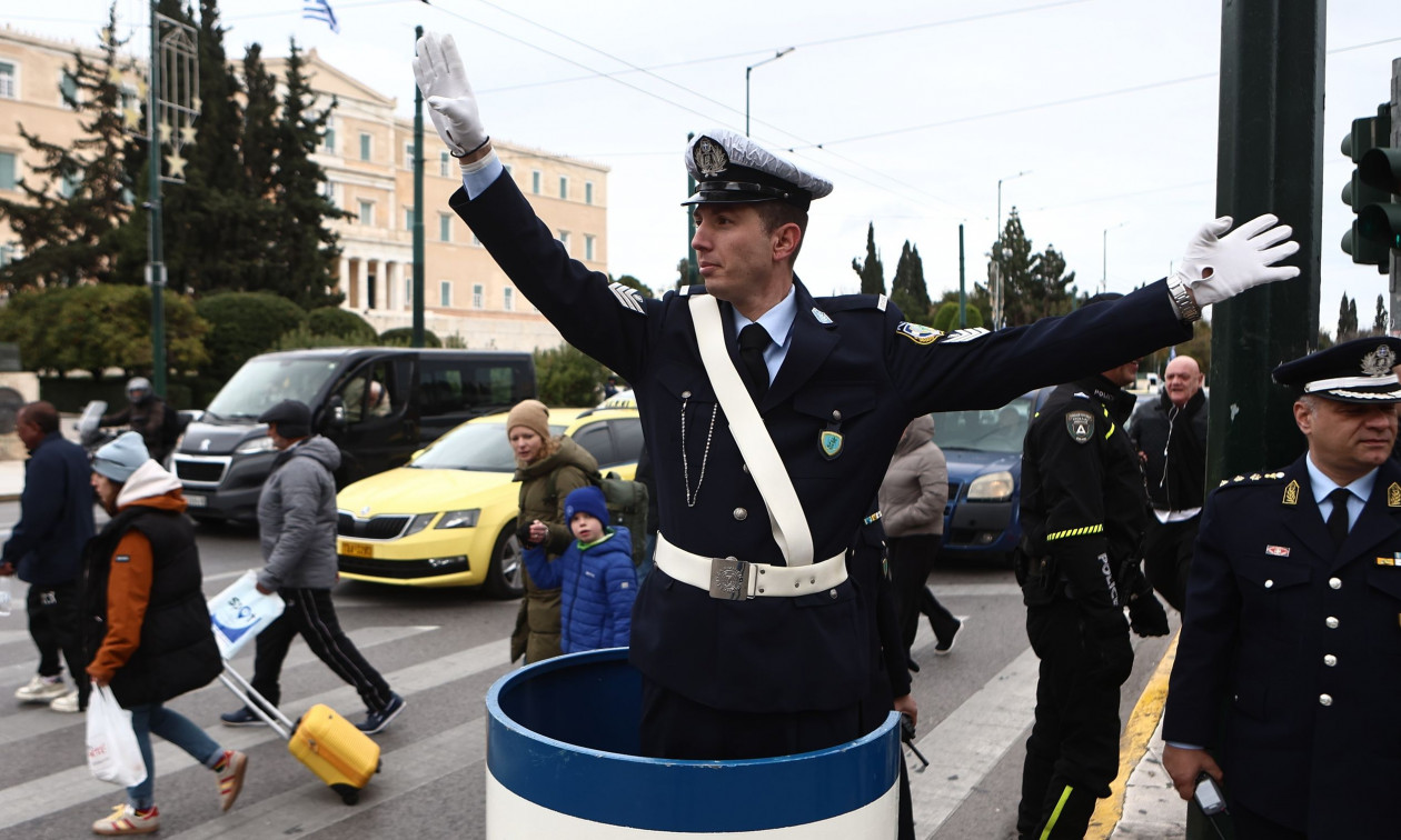 Αναβίωσε το ιστορικό έθιμο του τροχονόμου με το «βαρέλι» στο Σύνταγμα – Πώς καθιερώθηκε