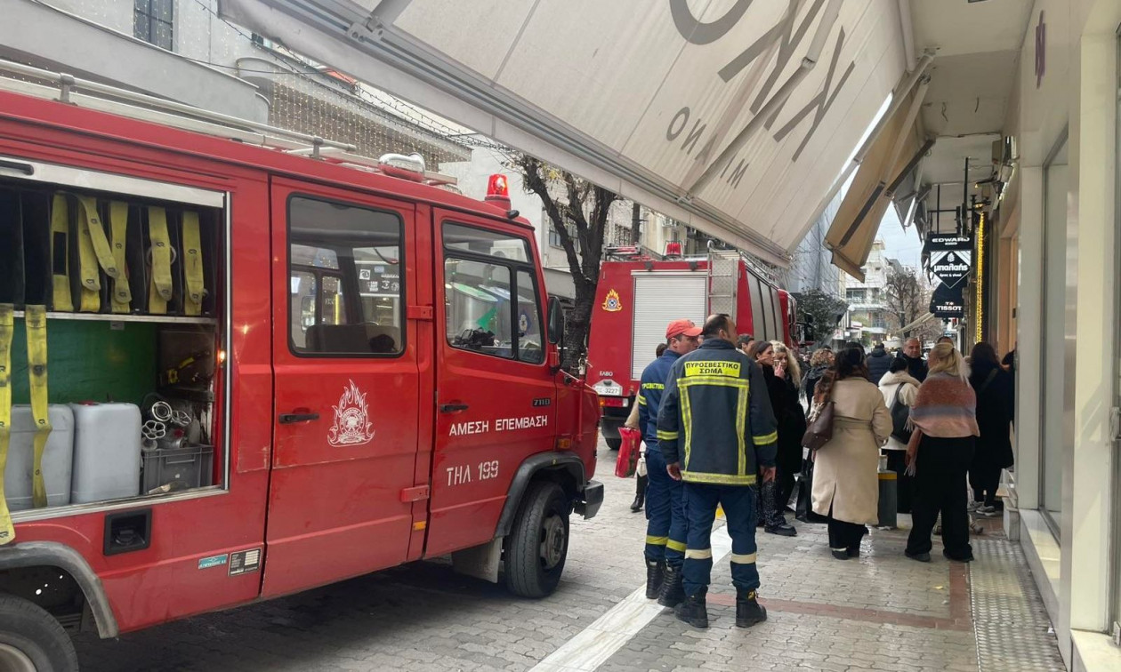 Φωτιά τώρα σε κατάστημα στο κέντρο της Λάρισας