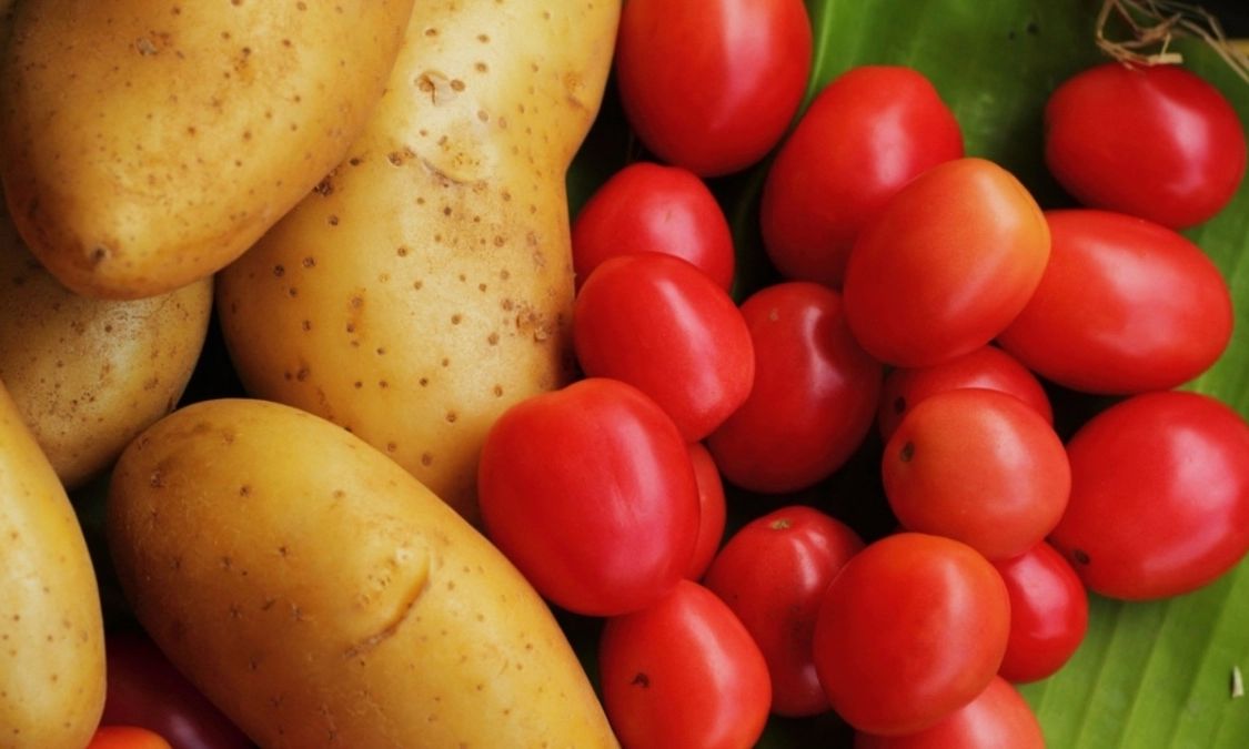 Ο περίεργος λόγος για τον οποίο δεν πρέπει να αποθηκεύετε ντομάτες και πατάτες μαζί