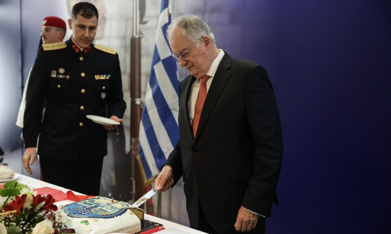 Ο Τασούλας έκοψε τη βασιλόπιτα της Προεδρικής Φρουράς: «Ατενίζουμε τη νέα χρονιά με αισιοδοξία»