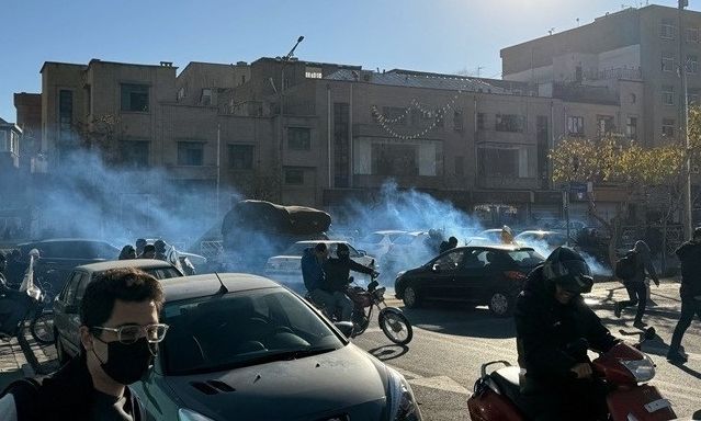 Ιράν: Αδιάκοπες συγκρούσεις μεταξύ διαδηλωτών και δυνάμεων ασφαλείας στο Ιράν- Ένας νεκρός – Βίντεο