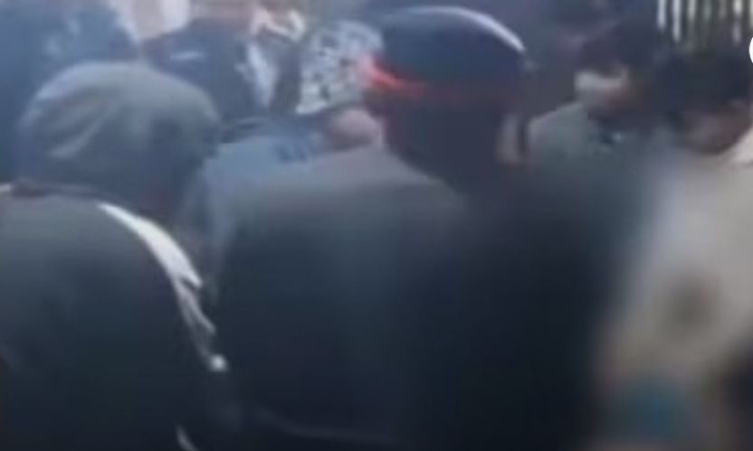 Μπαγκλαντές: Όχλος ξυλοφόρτωσε, μαχαίρωσε και πυρπόλησε Ινδουιστή – Κι όμως αυτός γλίτωσε