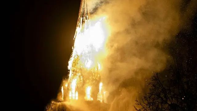 Δύο νεκροί από πυροτεχνήματα στην Ολλανδία – Ιστορική εκκλησία στο Άμστερνταμ καταστράφηκε