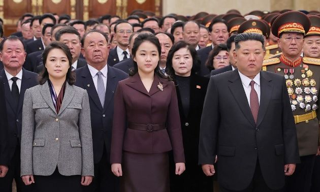 Κιμ Γιονγκ Ουν: Βγαίνει μπροστά η κόρη του – Η επίσκεψη στο μαυσωλείο τροφοδοτεί τις φήμες διαδοχής